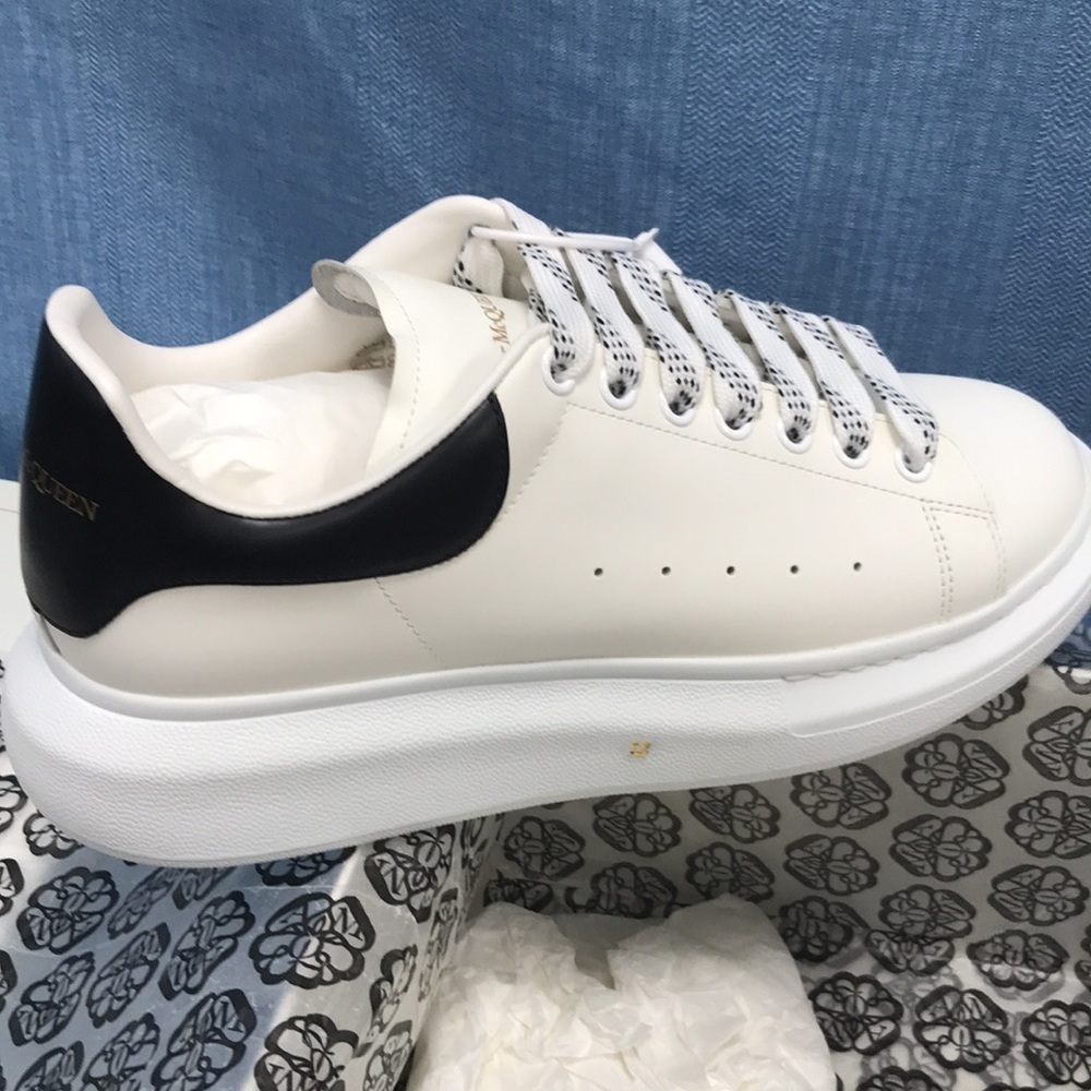 Men's Oversized Sneaker in White/black